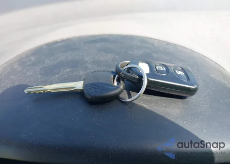 2010 Hyundai Elantra Gls z USA, uszkodzony, nr VIN KMHDU4AD5AU952996